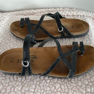 Naot black toe ring sandal